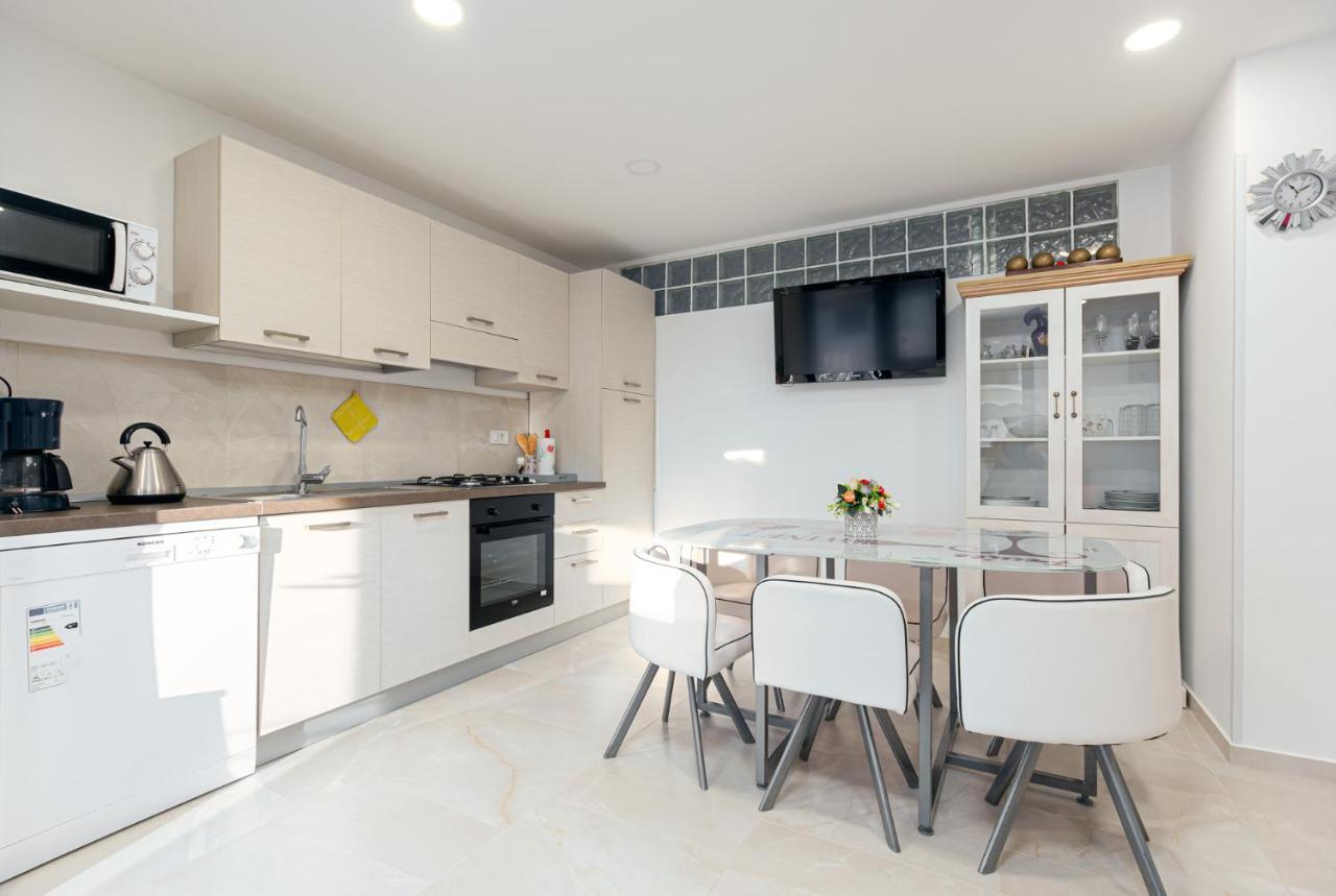 Alex - 100 Meters From Appartement *